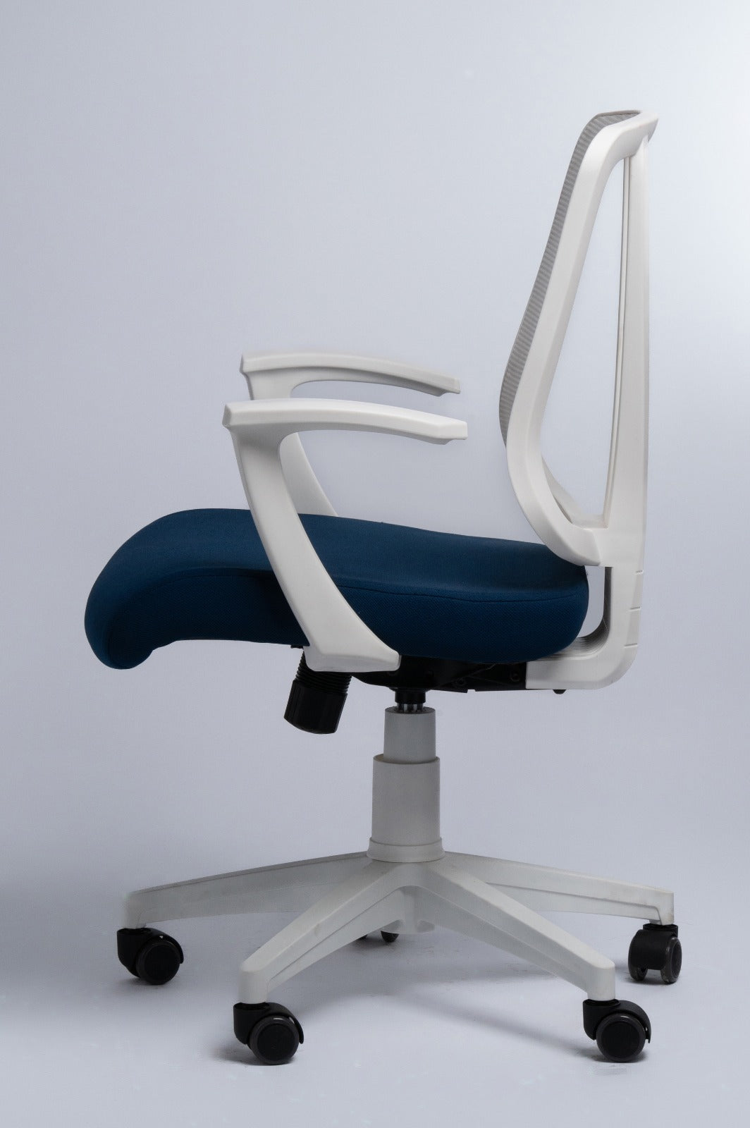 سكاي كرسي مكتب مودرن  طبي شبك وسط متحرك فريم ابيض